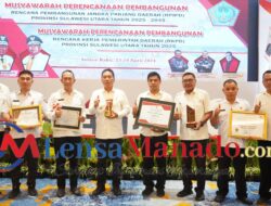 Bupati FDW Terima Penghargaan Pembangunan Daerah dan Sensanitasional Award Terbaik